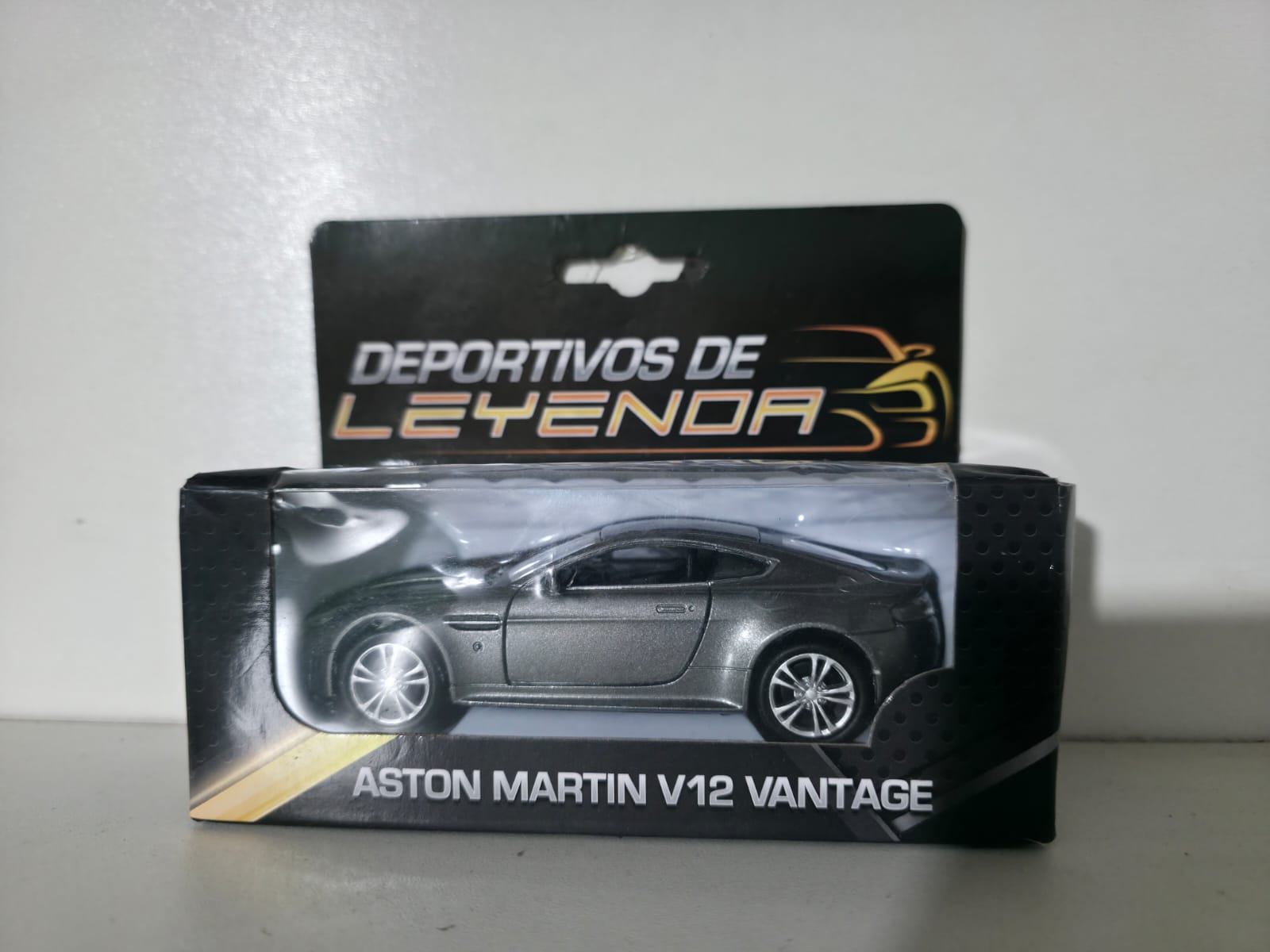 Auto de colección a escala: Aston martin V12 vantage